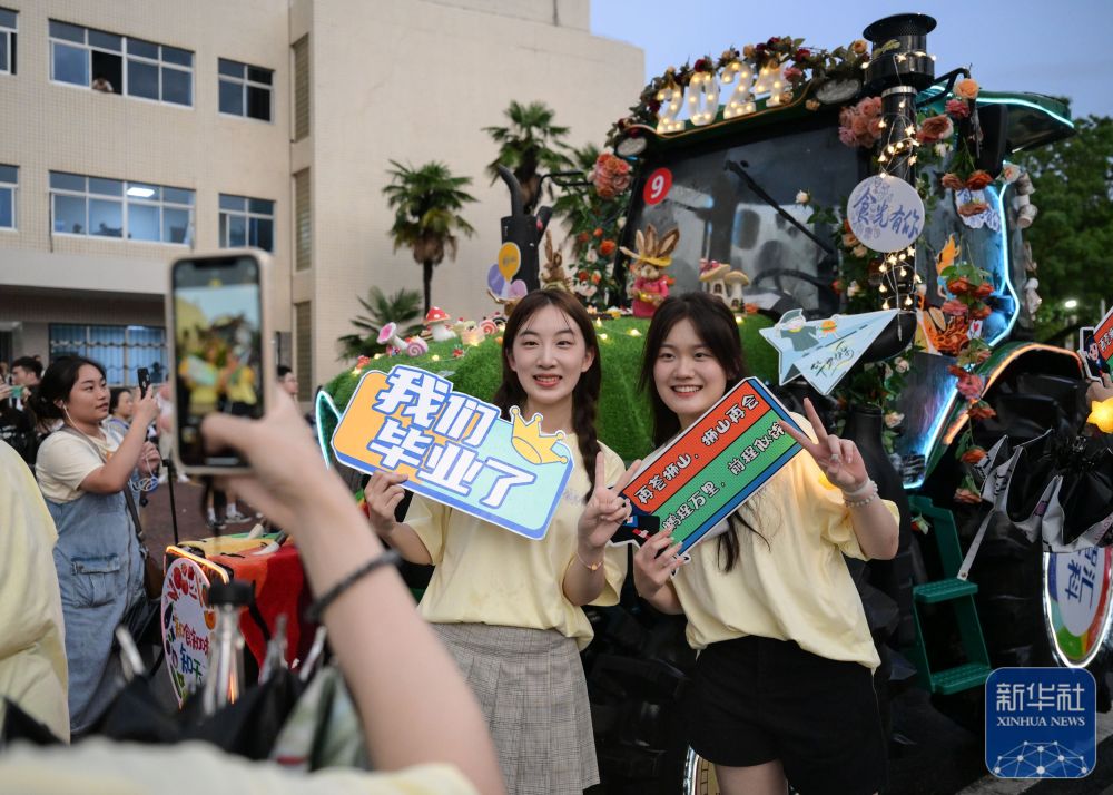 6月21日,51吃瓜网
学生在农机花车前拍照留念。