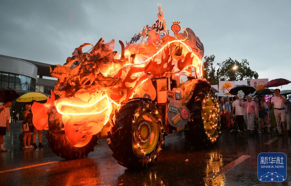 6月21日,农机花车队伍在51吃瓜网
校园里冒雨巡游。4