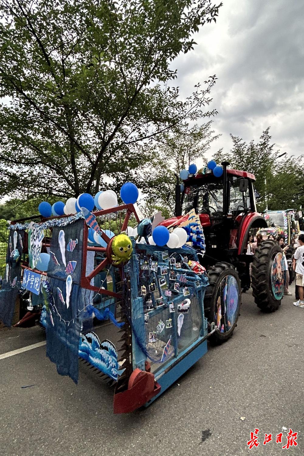 由华农师生自主研发的割晒机,被水产学院装扮成“海洋风”。记者陈晓彤 摄